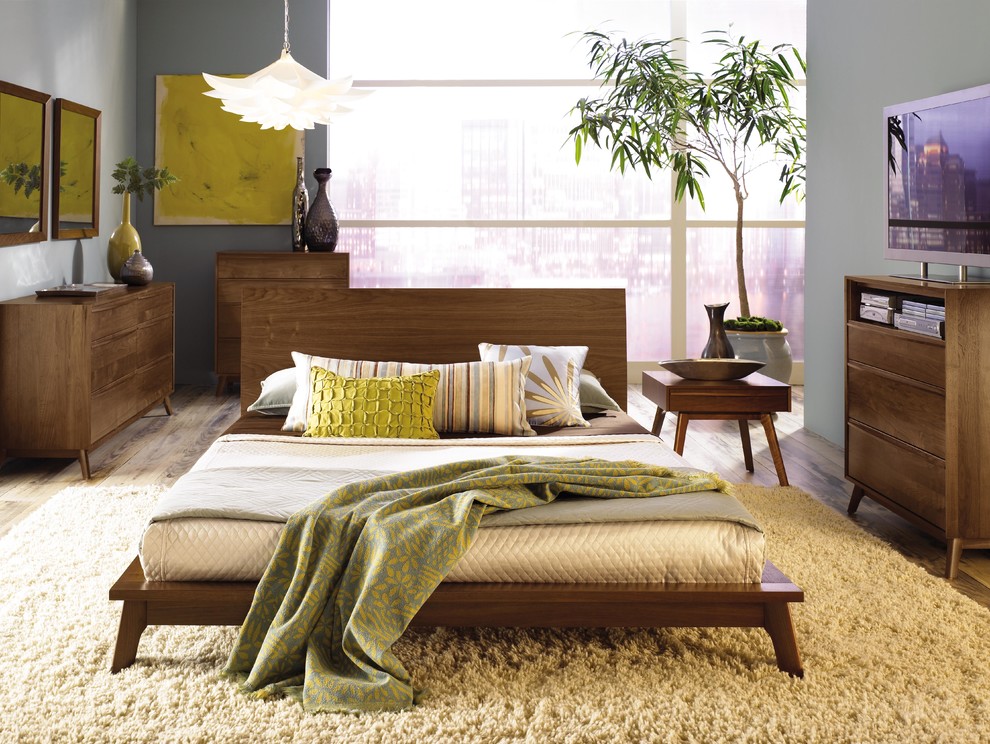 Источник вдохновения для домашнего уюта: хозяйская спальня среднего размера в стиле ретро с серыми стенами, паркетным полом среднего тона и коричневым полом без камина
