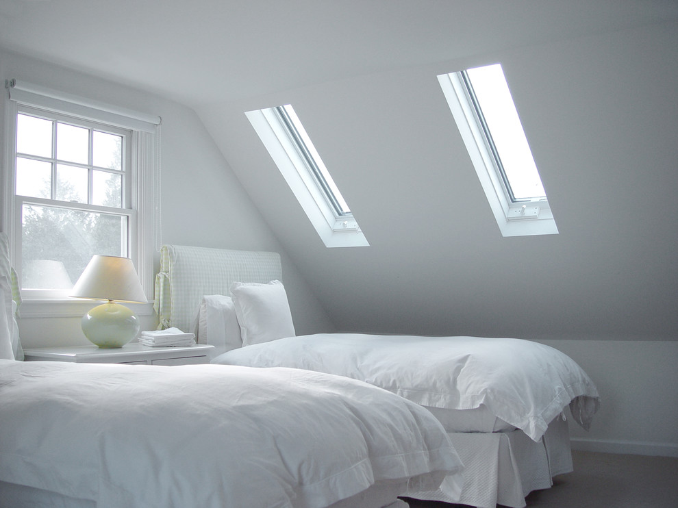 Источник вдохновения для домашнего уюта: гостевая спальня (комната для гостей) на мансарде в современном стиле с белыми стенами без камина