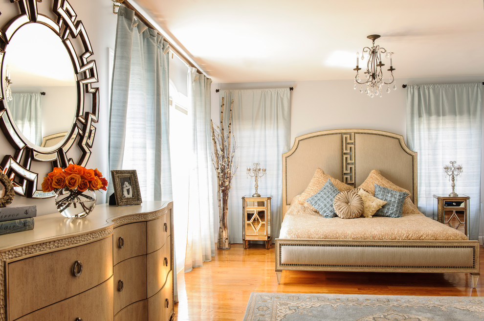 ニューヨークにある中くらいなトラディショナルスタイルのおしゃれな主寝室 (グレーの壁、無垢フローリング、暖炉なし、シアーカーテン)