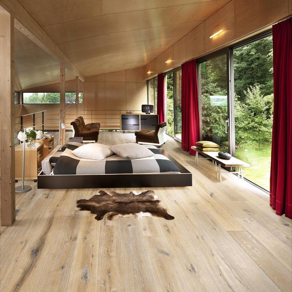 На фото: большая спальня на антресоли в современном стиле с светлым паркетным полом без камина