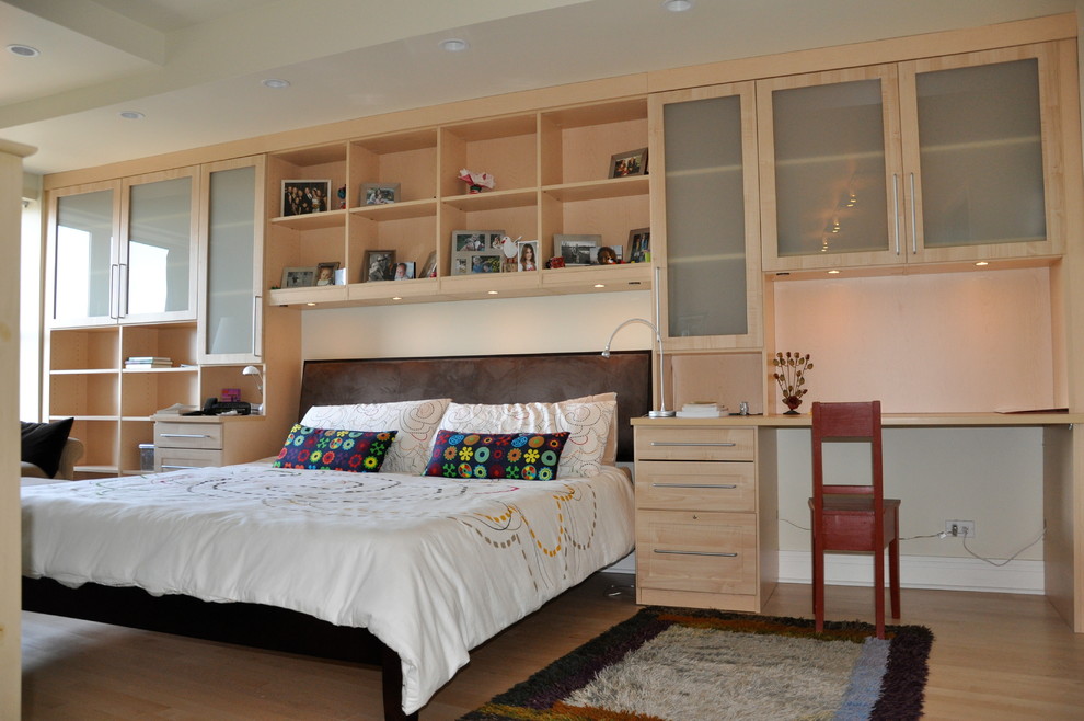 Idées déco pour une chambre parentale classique de taille moyenne avec un mur blanc et un sol en bois brun.