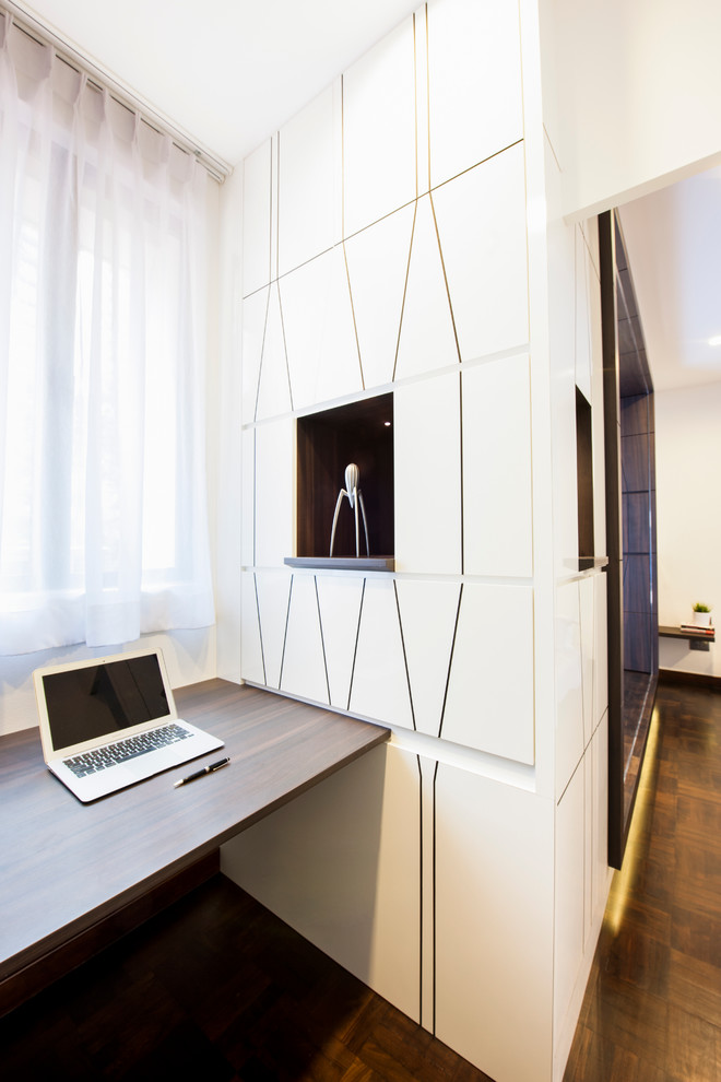 Mittelgroßes Modernes Hauptschlafzimmer ohne Kamin mit weißer Wandfarbe und dunklem Holzboden in Singapur