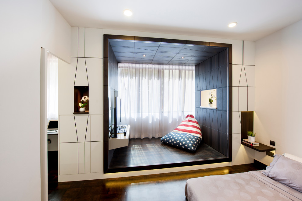 Стильный дизайн: хозяйская спальня среднего размера в современном стиле с белыми стенами и темным паркетным полом без камина - последний тренд