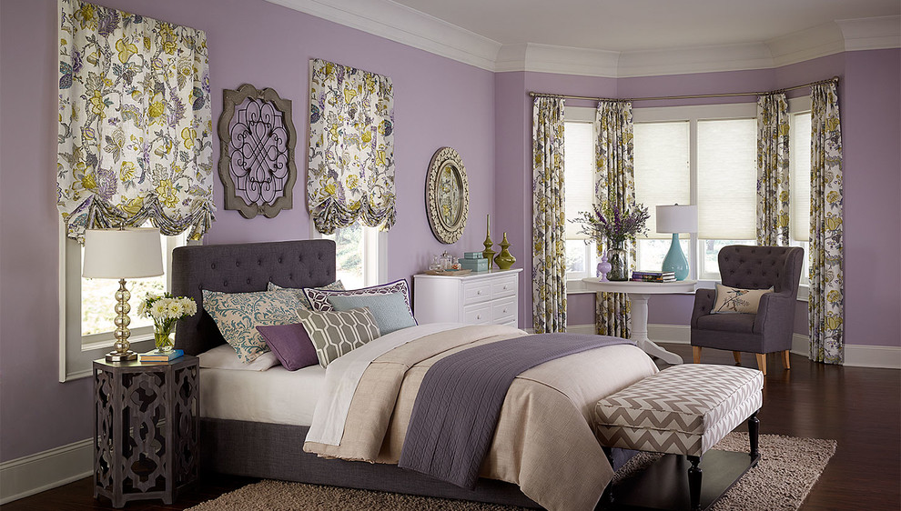 Modelo de dormitorio tradicional con paredes púrpuras