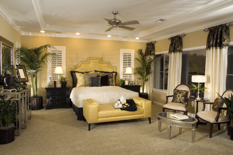 На фото: хозяйская спальня среднего размера в стиле модернизм с желтыми стенами, ковровым покрытием и бежевым полом без камина