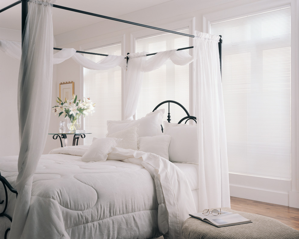 Источник вдохновения для домашнего уюта: хозяйская спальня среднего размера в стиле неоклассика (современная классика) с белыми стенами, паркетным полом среднего тона и коричневым полом без камина