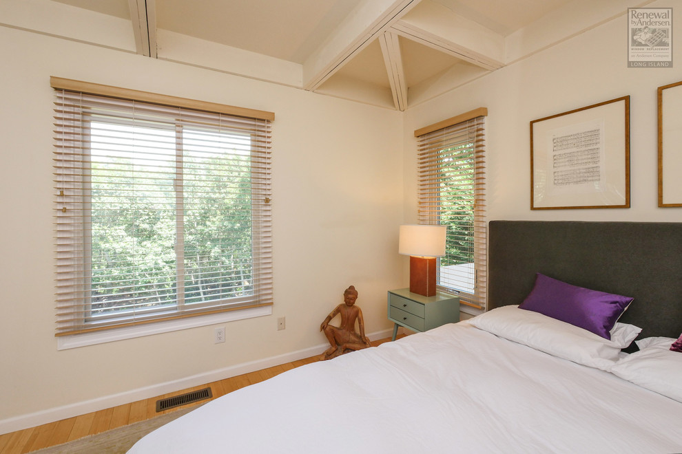 На фото: гостевая спальня среднего размера, (комната для гостей) в современном стиле с бежевыми стенами и паркетным полом среднего тона без камина