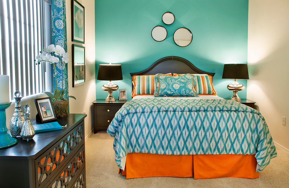Foto de dormitorio principal contemporáneo pequeño con paredes azules y moqueta
