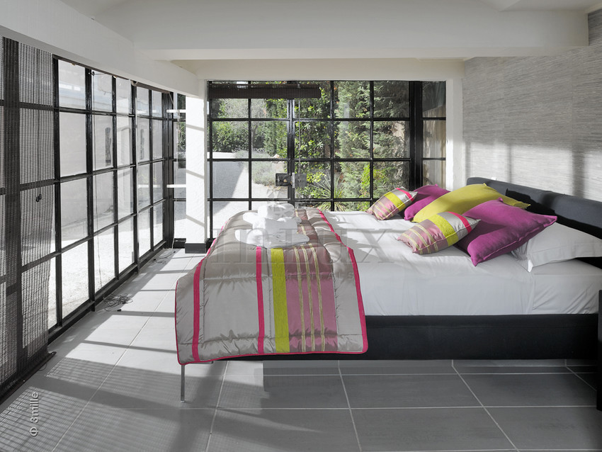 Источник вдохновения для домашнего уюта: большая гостевая спальня (комната для гостей) в современном стиле с серыми стенами и полом из керамической плитки