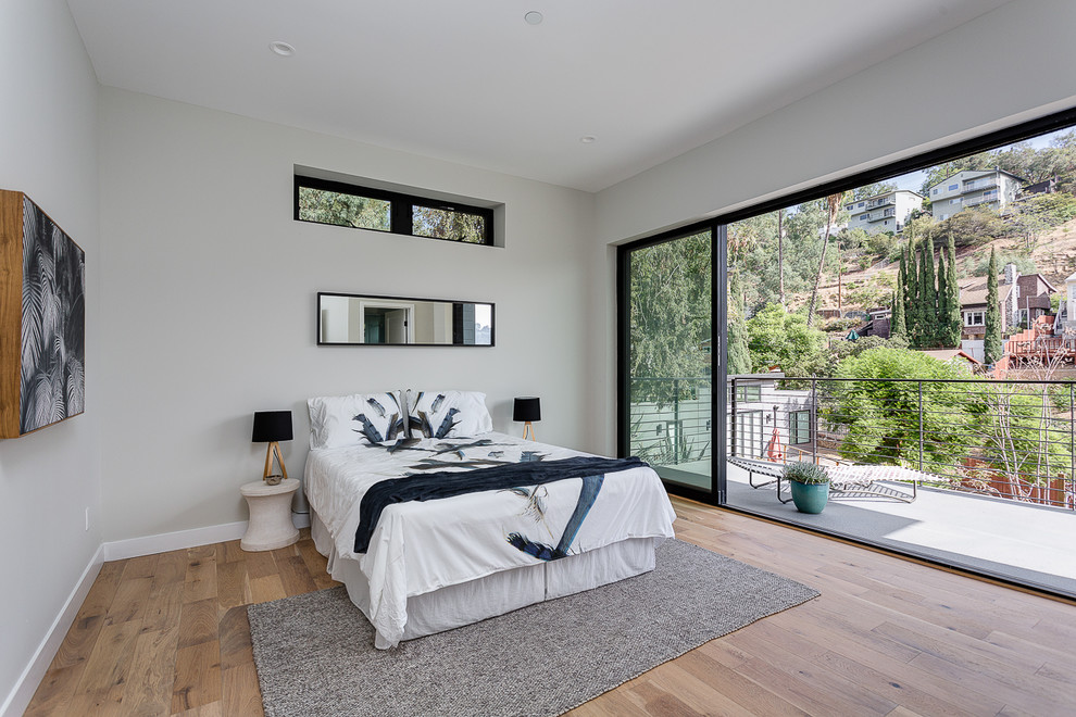 Источник вдохновения для домашнего уюта: спальня в современном стиле с серыми стенами, паркетным полом среднего тона и коричневым полом