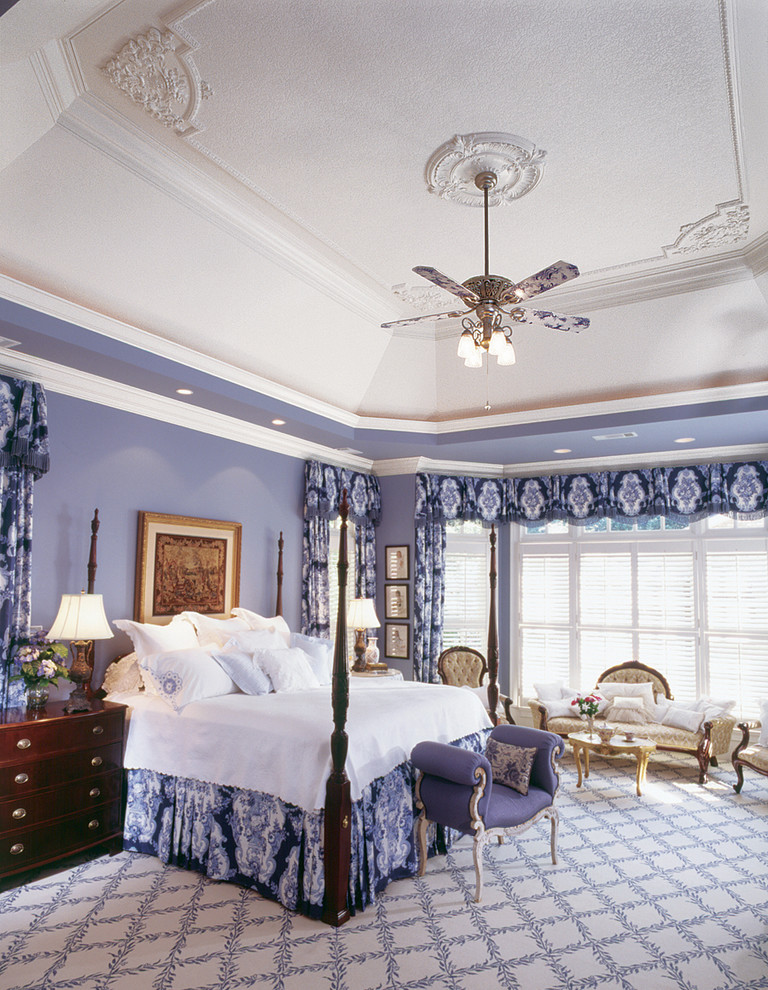 Diseño de dormitorio principal clásico grande sin chimenea con paredes azules y moqueta