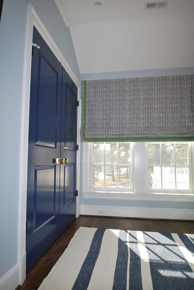 На фото: гостевая спальня среднего размера, (комната для гостей) в стиле неоклассика (современная классика) с синими стенами, темным паркетным полом и коричневым полом с