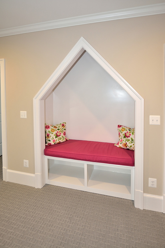 Imagen de dormitorio clásico pequeño con paredes beige, moqueta y suelo beige