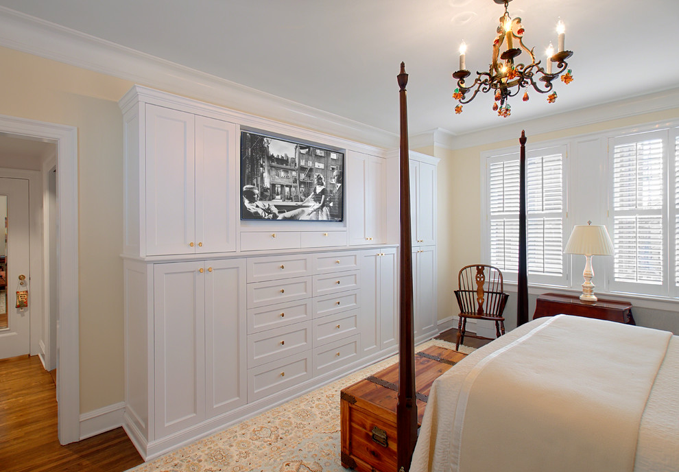 Mittelgroßes Klassisches Gästezimmer mit weißer Wandfarbe und braunem Holzboden in Chicago