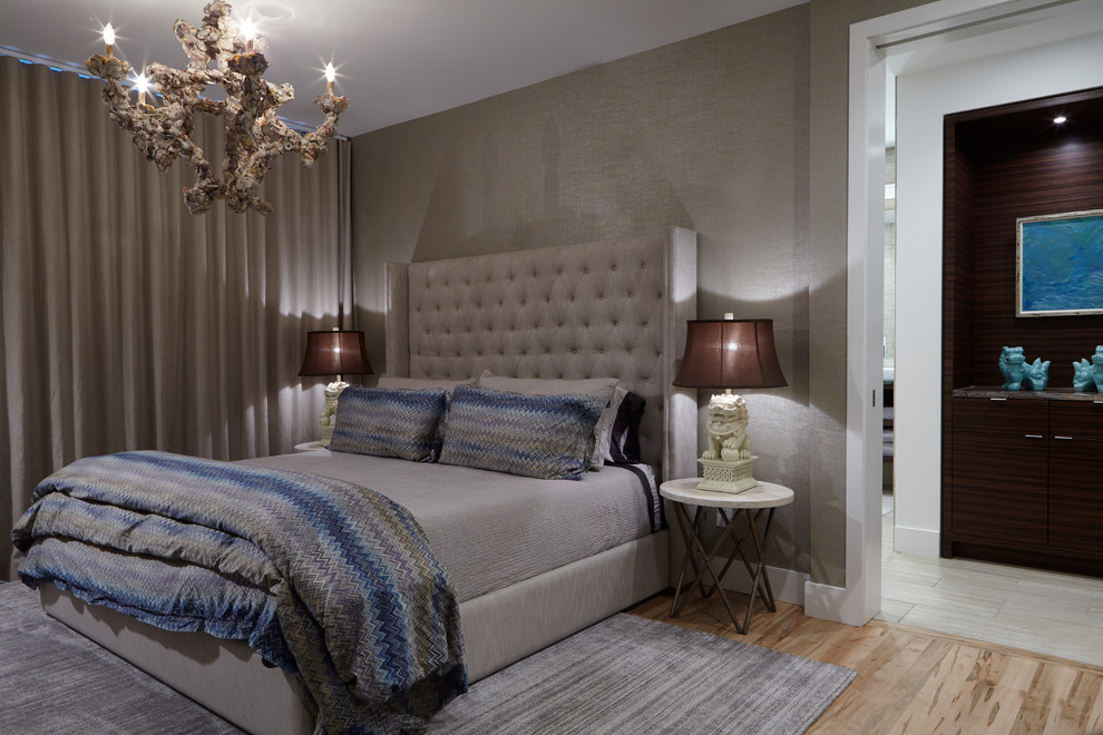 ウィルミントンにある中くらいなコンテンポラリースタイルのおしゃれな客用寝室 (茶色い壁、竹フローリング) のレイアウト