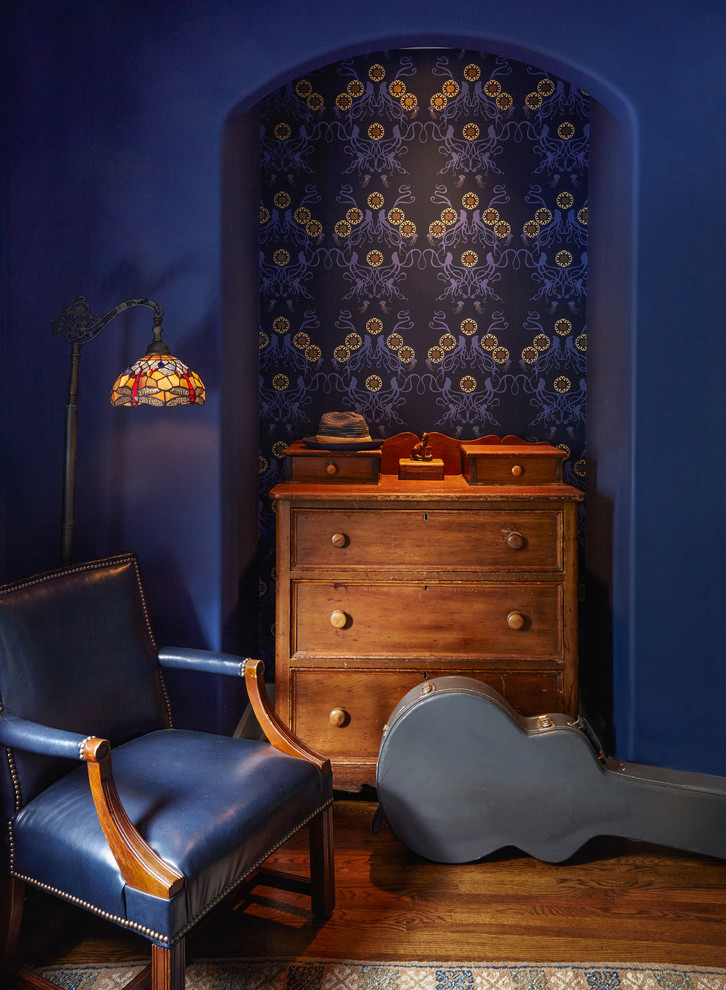 Idee per una camera degli ospiti mediterranea con pareti blu, pavimento in legno massello medio e pavimento marrone