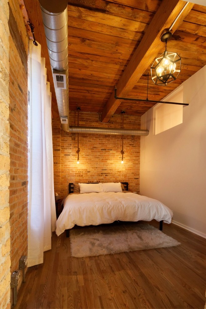 Kleines Modernes Schlafzimmer mit weißer Wandfarbe und hellem Holzboden in Chicago