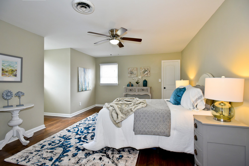 Ejemplo de dormitorio ecléctico de tamaño medio sin chimenea con paredes grises, suelo de madera oscura y suelo marrón