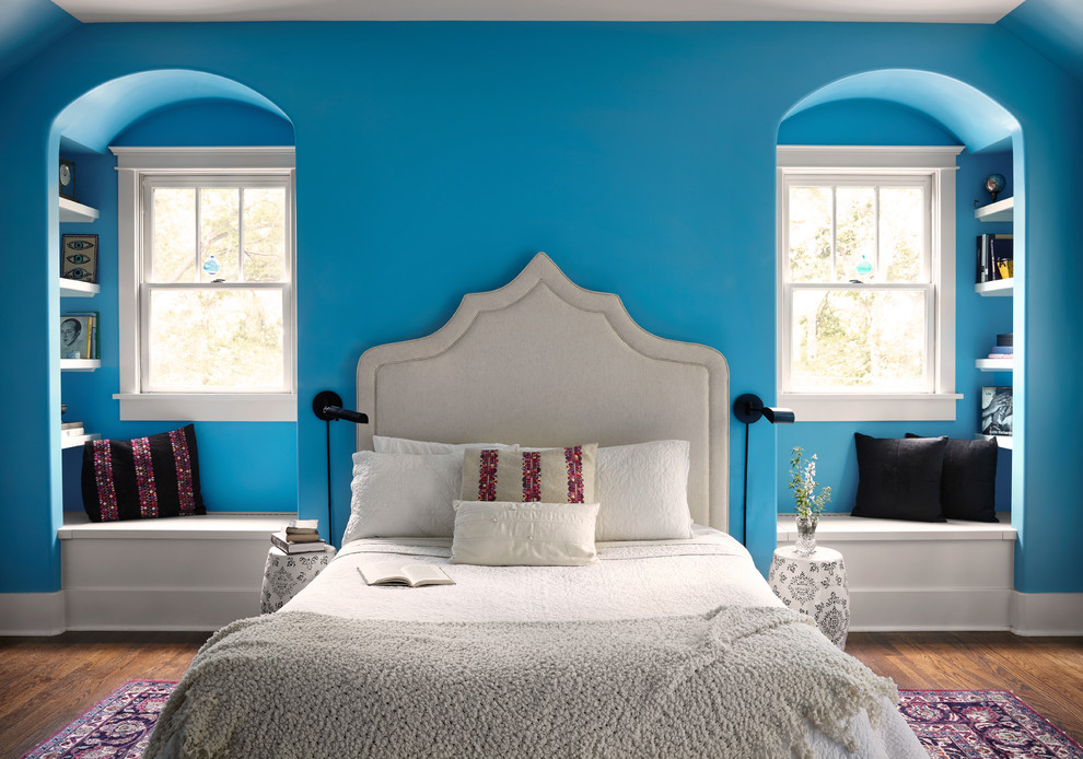 Свежая идея для дизайна: хозяйская спальня в средиземноморском стиле с синими стенами, паркетным полом среднего тона и коричневым полом - отличное фото интерьера