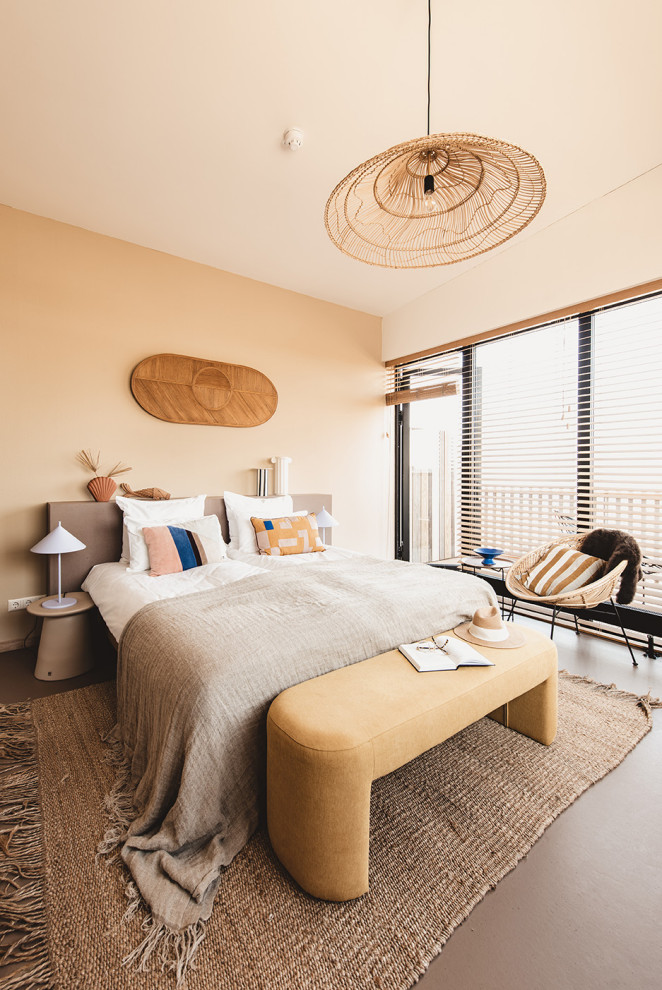 Modernes Schlafzimmer mit beiger Wandfarbe und grauem Boden in Tampa