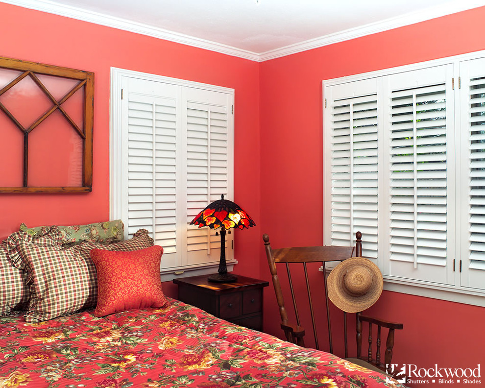 На фото: гостевая спальня среднего размера, (комната для гостей) в стиле кантри с красными стенами без камина с