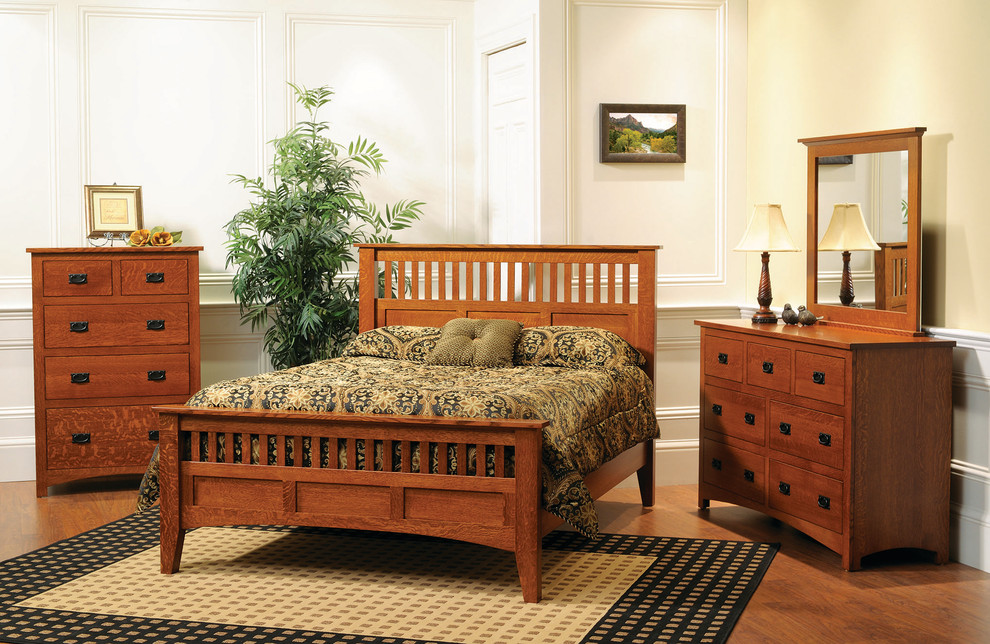 Modelo de dormitorio principal clásico de tamaño medio sin chimenea con paredes beige, suelo de madera en tonos medios y suelo marrón