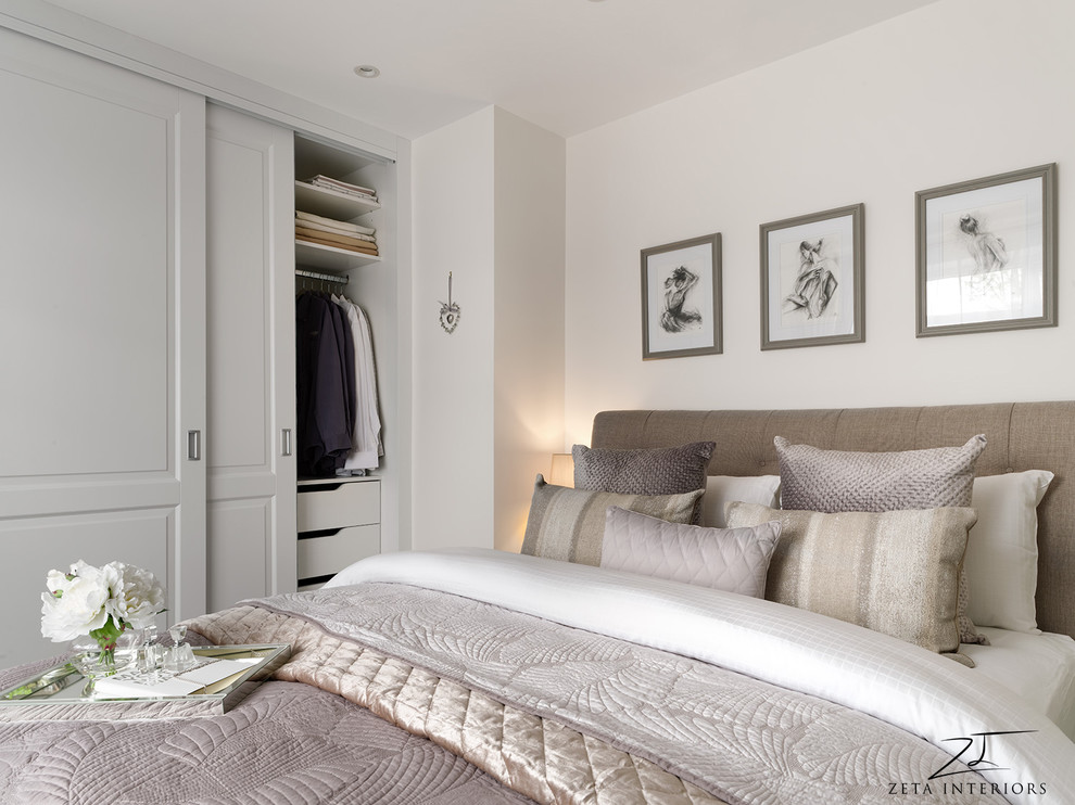 Ejemplo de dormitorio principal tradicional de tamaño medio con paredes beige, moqueta y suelo gris