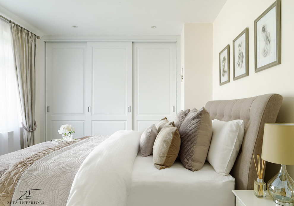 Modelo de dormitorio principal clásico de tamaño medio con paredes beige, moqueta y suelo gris
