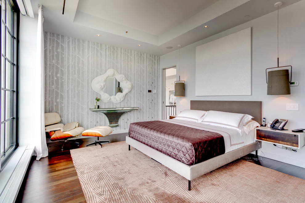 Imagen de dormitorio actual con paredes multicolor y suelo de madera en tonos medios