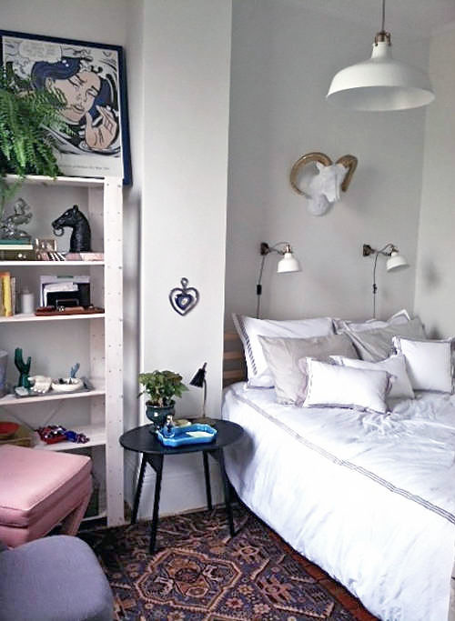 Foto de dormitorio principal ecléctico pequeño sin chimenea con paredes blancas y suelo de madera en tonos medios