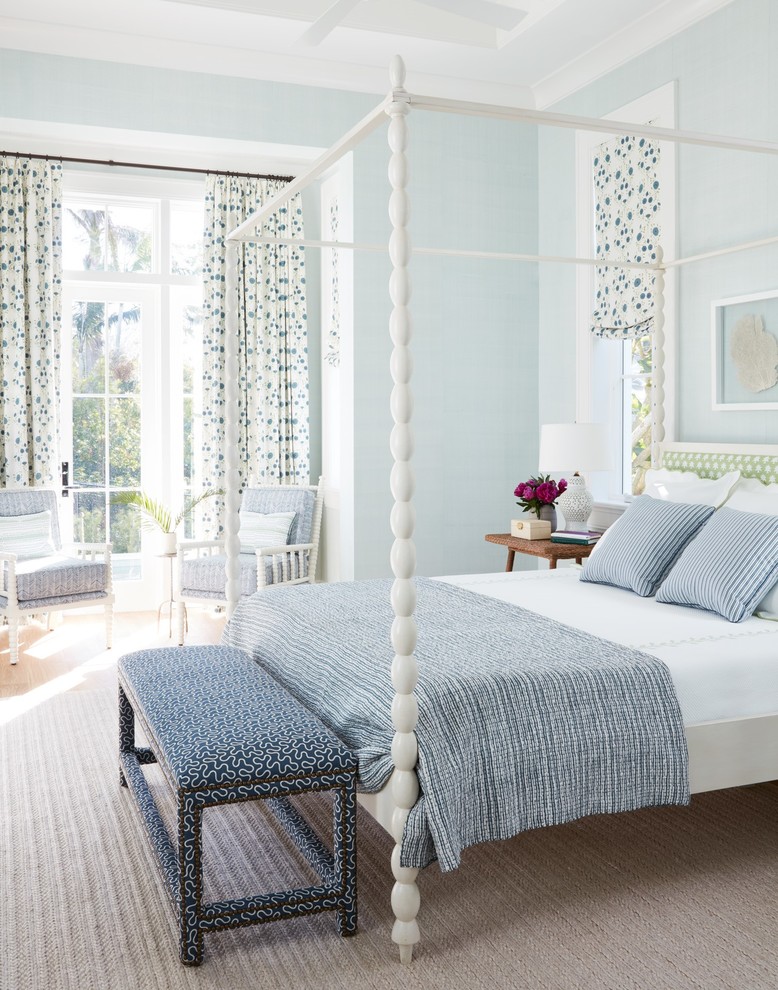 Esempio di una camera degli ospiti costiera con pareti blu, parquet chiaro e pavimento marrone