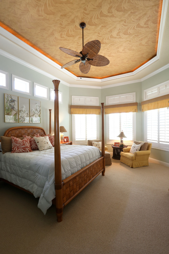 На фото: большая хозяйская спальня в морском стиле с зелеными стенами и ковровым покрытием