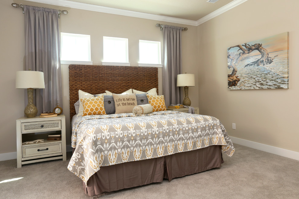 Foto de dormitorio principal costero de tamaño medio sin chimenea con paredes grises, moqueta y suelo beige