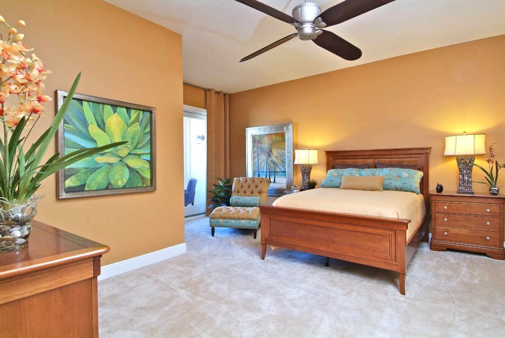 タンパにある中くらいなトロピカルスタイルのおしゃれな客用寝室 (黄色い壁、カーペット敷き、暖炉なし、ベージュの床) のレイアウト