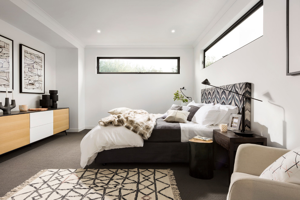 Imagen de dormitorio principal contemporáneo con paredes blancas, moqueta y suelo marrón