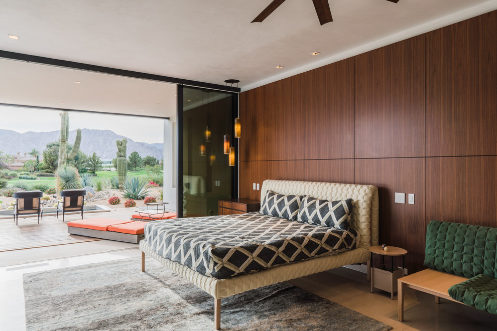 Стильный дизайн: спальня в стиле ретро с коричневыми стенами, паркетным полом среднего тона и коричневым полом - последний тренд