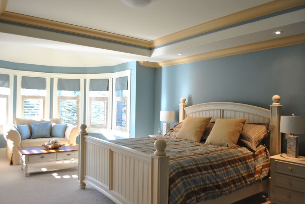 Стильный дизайн: огромная хозяйская спальня в классическом стиле с синими стенами и ковровым покрытием - последний тренд