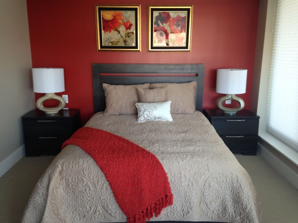 Источник вдохновения для домашнего уюта: хозяйская спальня в современном стиле с красными стенами и ковровым покрытием