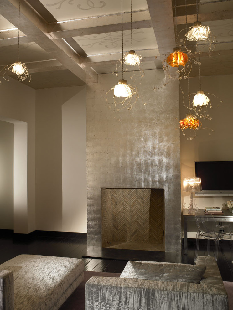 Inspiration pour une chambre minimaliste avec un mur beige, parquet foncé, une cheminée standard et un manteau de cheminée en métal.