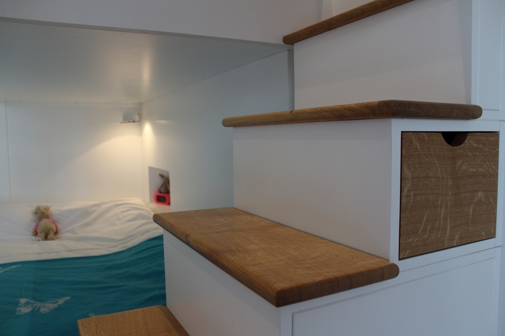 Diseño de habitación de invitados marinera de tamaño medio con paredes blancas y suelo de madera clara