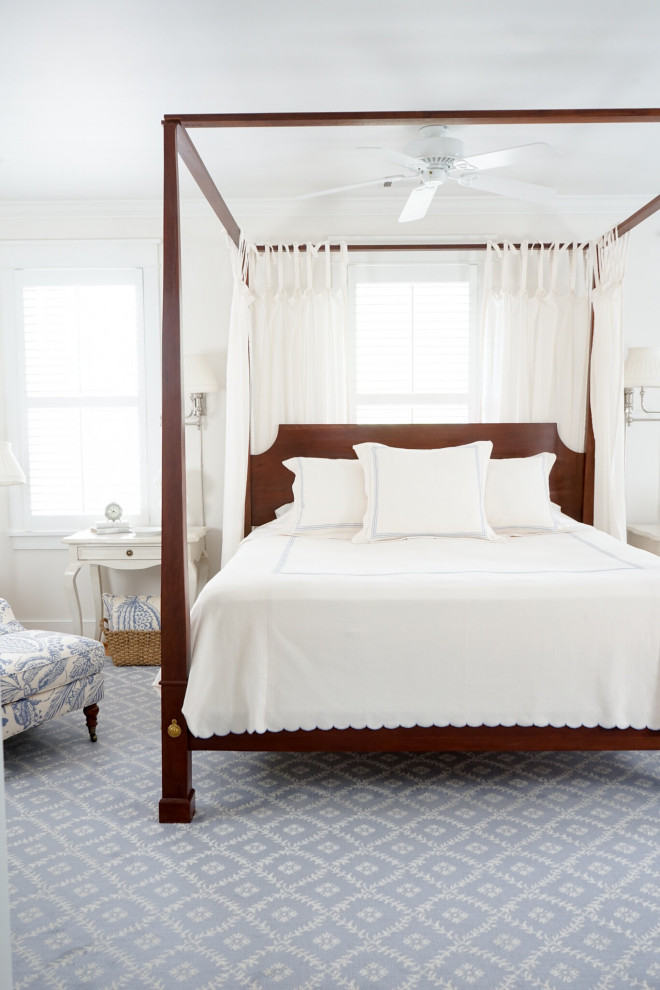 アトランタにあるトラディショナルスタイルのおしゃれな寝室 (白い壁、カーペット敷き、青い床) のインテリア