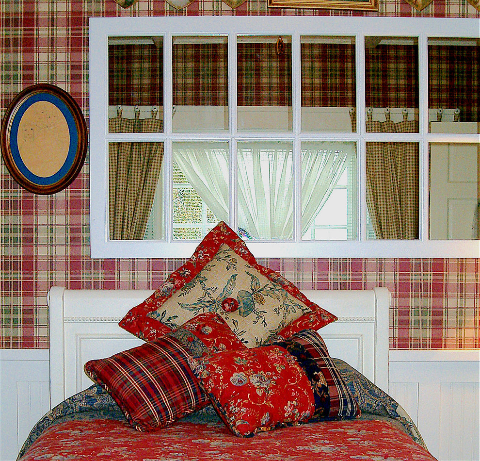 Idée de décoration pour une petite chambre d'amis champêtre avec un mur multicolore, parquet foncé et un sol marron.