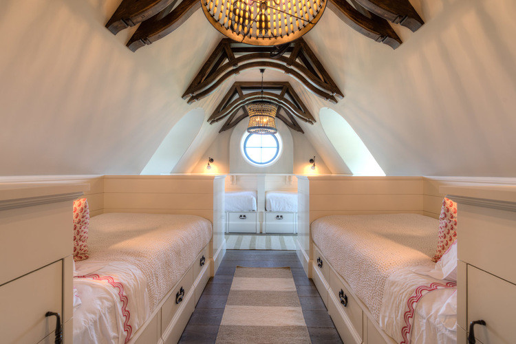 Пример оригинального дизайна: маленькая гостевая спальня (комната для гостей) в классическом стиле с белыми стенами и темным паркетным полом без камина для на участке и в саду