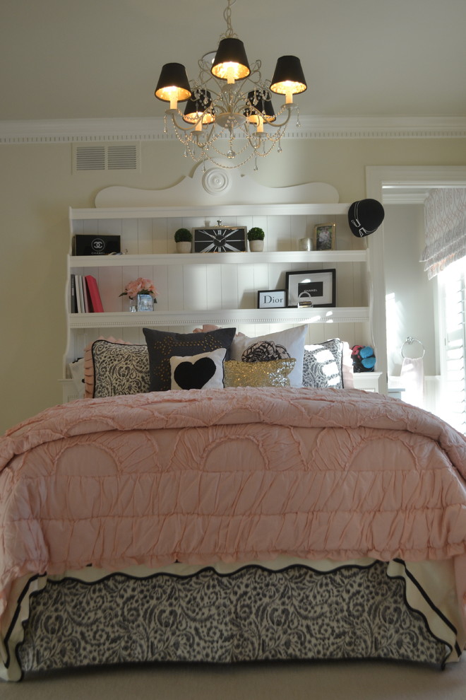 Foto di una camera da letto shabby-chic style con pareti beige e moquette