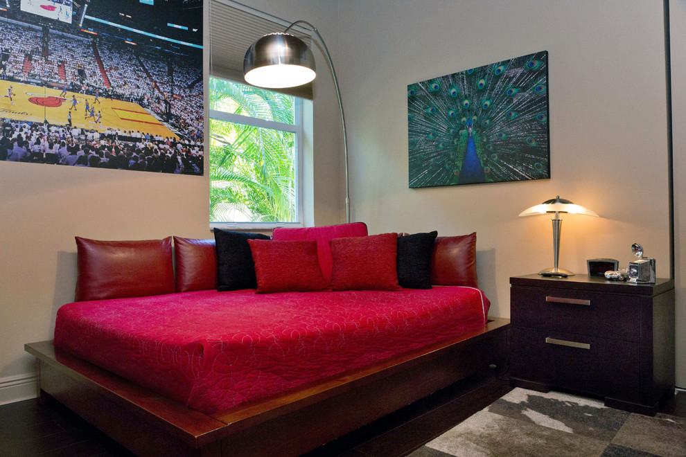 Стильный дизайн: гостевая спальня среднего размера, (комната для гостей) в стиле неоклассика (современная классика) с бежевыми стенами и темным паркетным полом - последний тренд
