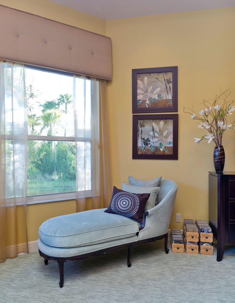 Immagine di una camera degli ospiti tradizionale di medie dimensioni con pareti gialle e moquette