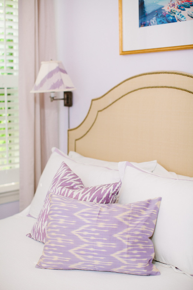 Пример оригинального дизайна: гостевая спальня среднего размера, (комната для гостей) в классическом стиле с фиолетовыми стенами и паркетным полом среднего тона