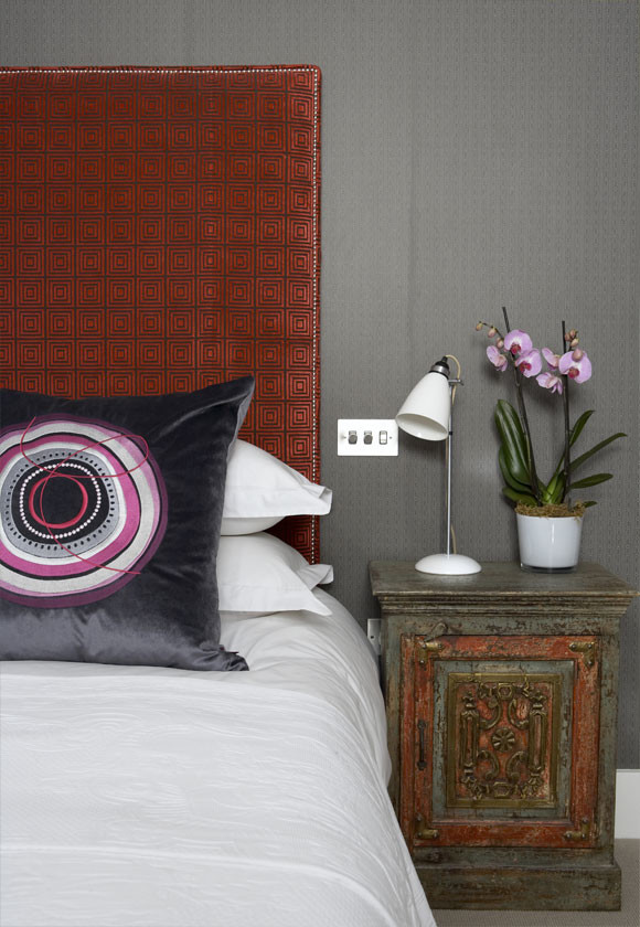 Идея дизайна: гостевая спальня среднего размера, (комната для гостей) в стиле фьюжн с коричневыми стенами и ковровым покрытием