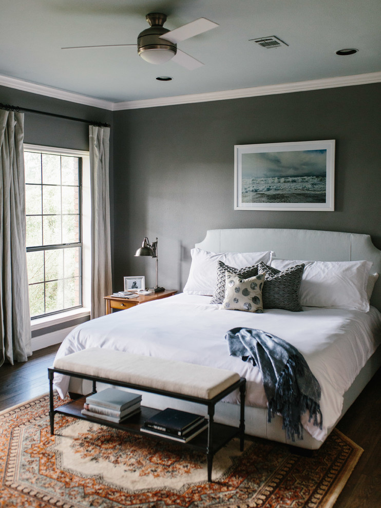 Cette image montre une chambre traditionnelle avec un mur gris, parquet foncé et un sol marron.