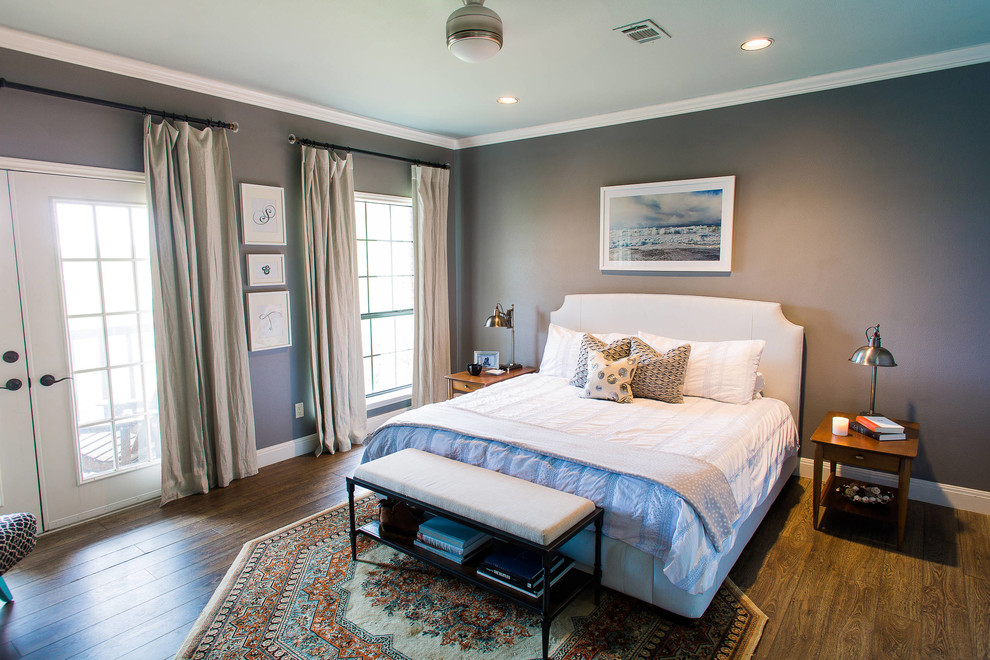На фото: большая хозяйская спальня в классическом стиле с серыми стенами, паркетным полом среднего тона и коричневым полом с